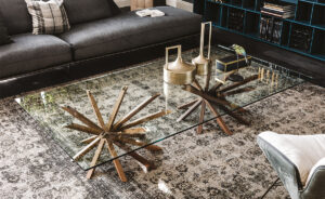 Table basse design haut de gamme Atari par Cattelan Italia, plateau verre avec base spirale bois style Mikado, disponible chez D-Style Interior.