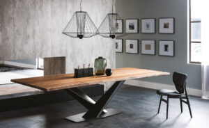 Stratos Wood table design haut de gamme en bois massif par Cattelan Italia, avec base en acier et finitions élégantes. Disponible chez D-Style Interior.