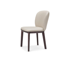 Chrishell Chaise design de Cattelan Italia, avec dossier matelassé et structure en frêne massif. Élégance italienne et confort d’exception. Disponible chez D-Style Interior.
