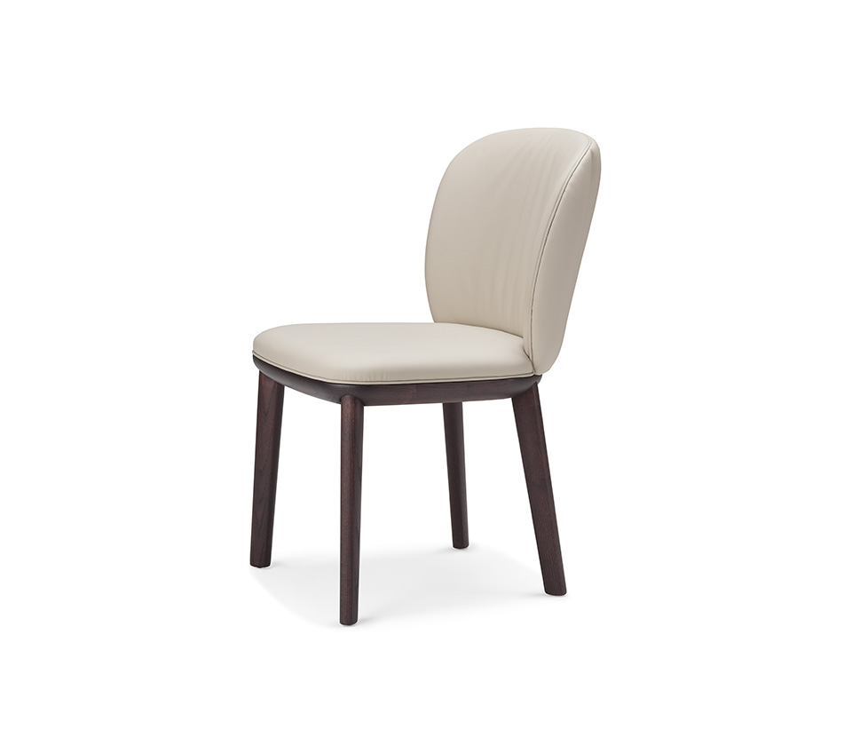 Chrishell Chaise design de Cattelan Italia, avec dossier matelassé et structure en frêne massif. Élégance italienne et confort d’exception. Disponible chez D-Style Interior.