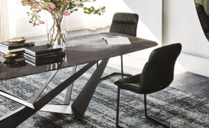 Skorpio Crystalart table de Cattelan Italia allie verre artistique et structure sculpturale en acier pour un style contemporain et raffiné. Disponible chez D-Style Interior.