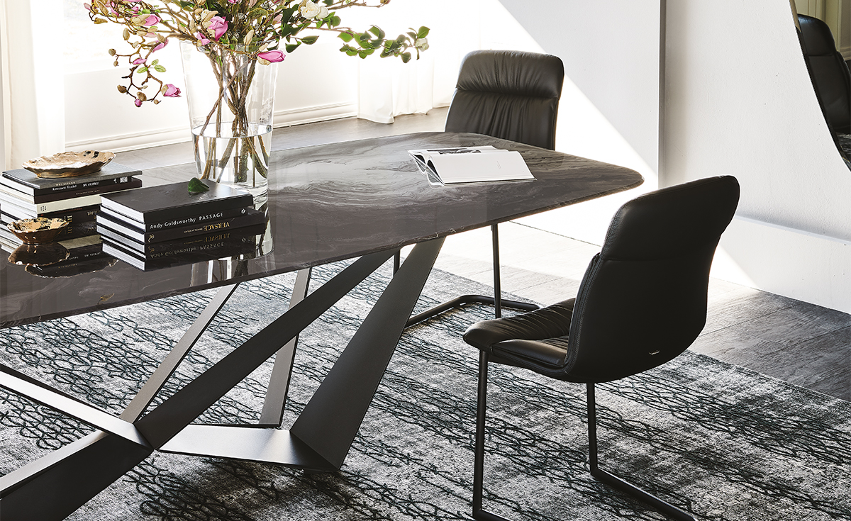 Skorpio Crystalart table de Cattelan Italia allie verre artistique et structure sculpturale en acier pour un style contemporain et raffiné. Disponible chez D-Style Interior.