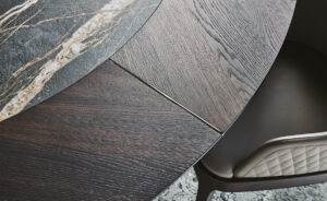 Skorpio Ker-Wood Round table de Cattelan Italia, alliance parfaite entre bois, céramique et acier. Élégance et savoir-faire italien. Disponible chez D-Style Interior.