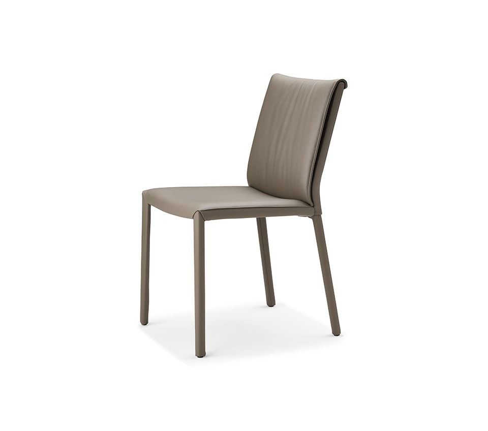 Chaise design Italia Couture en cuir matelassé signée Cattelan Italia, élégante et contemporaine, disponible chez D-Style Interior.