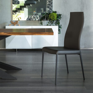 Anna chaise design de Cattelan Italia : design minimaliste et confortable, structure en acier laqué ou chromé, assise rembourrée et finitions personnalisables. Disponible chez D-Style Interior.
