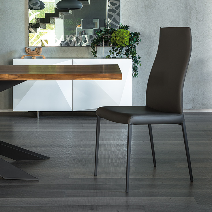 Anna chaise design de Cattelan Italia : design minimaliste et confortable, structure en acier laqué ou chromé, assise rembourrée et finitions personnalisables. Disponible chez D-Style Interior.