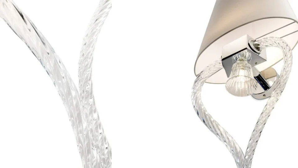 PALAZZO DUCALE Applique murale design en cristal gravé et verre de Murano avec abat-jour ivoire et supports en acier brillant par Reflex Angelo, disponible chez D-Style Interior