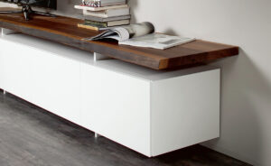 Meuble TV design haut de gamme Seneca par Cattelan Italia, portes laquées avec plateau bois et rangement ouvert, disponible chez D-Style Interior.