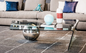 Table basse design haut de gamme Globe par Cattelan Italia, plateau verre courbé avec sphère acier ou travertin, disponible chez D-Style Interior.