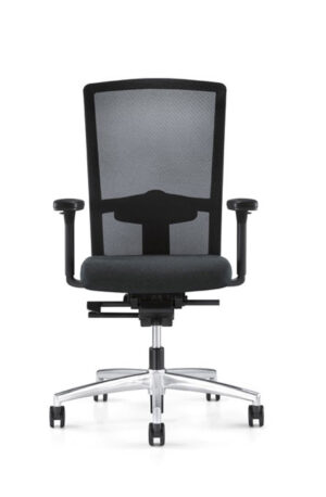 Goal-Air 172G d’Interstuhl allie design aérien, ergonomie avancée et confort respirant grâce à son dossier en maille et son assise rembourrée. Disponible chez D-Style Interior.