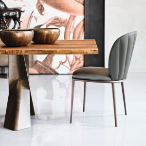 Chrishell ML Chaise design de Cattelan Italia, au dossier matelassé et structure en acier laqué, alliant confort et élégance contemporaine. Disponible chez D-Style Interior.