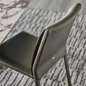 Italia Chaise design en cuir matelassé signée Cattelan Italia, alliant élégance, confort et savoir-faire artisanal, disponible chez D-Style Interior.