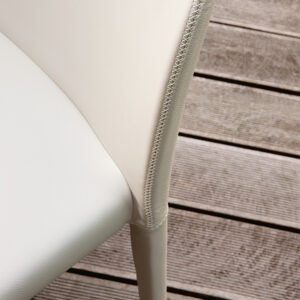 Daisy Chaise design de Cattelan Italia, au dossier incurvé et aux lignes élégantes, offrant un confort raffiné et un style contemporain. Disponible chez D-Style Interior.