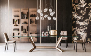 Planer table design haut de gamme aux lignes obliques et base en acier laqué, symbole du savoir-faire italien et d’une élégance intemporelle. Disponible chez D-Style Interior.