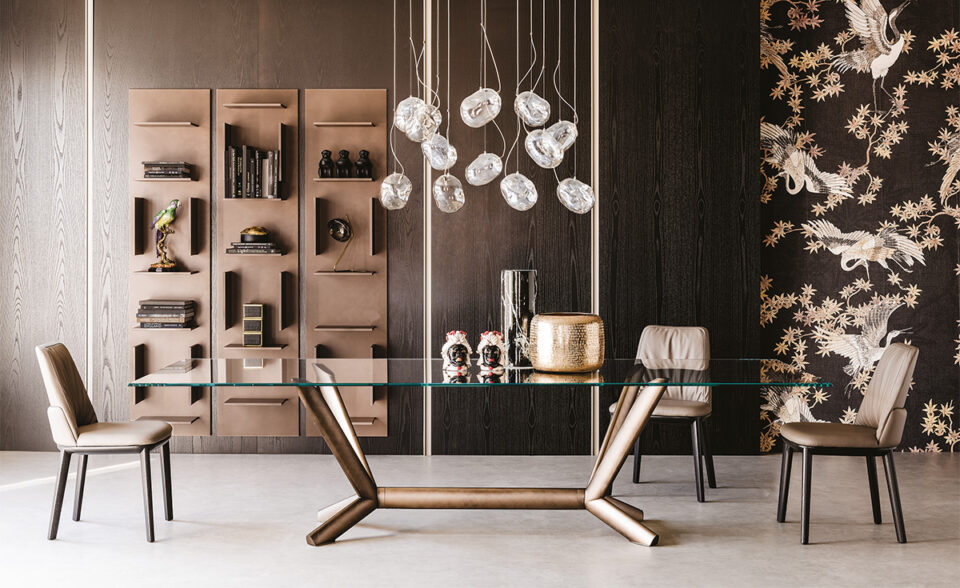 Planer table design haut de gamme aux lignes obliques et base en acier laqué, symbole du savoir-faire italien et d’une élégance intemporelle. Disponible chez D-Style Interior.