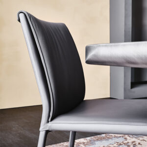 Italia Chaise design en cuir matelassé signée Cattelan Italia, alliant élégance, confort et savoir-faire artisanal, disponible chez D-Style Interior.