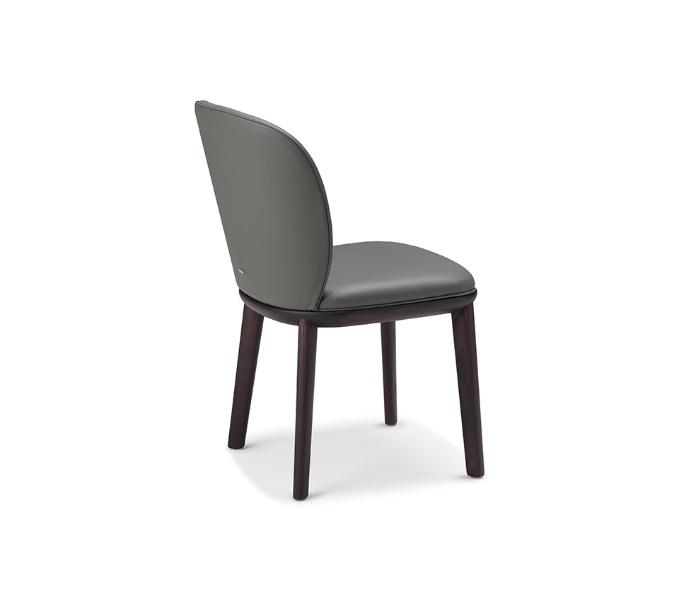 Chris Chaise de Cattelan Italia au design moderne et dossier lisse. Piètement en frêne massif et assise rembourrée confortable. Disponible chez D-Style Interior