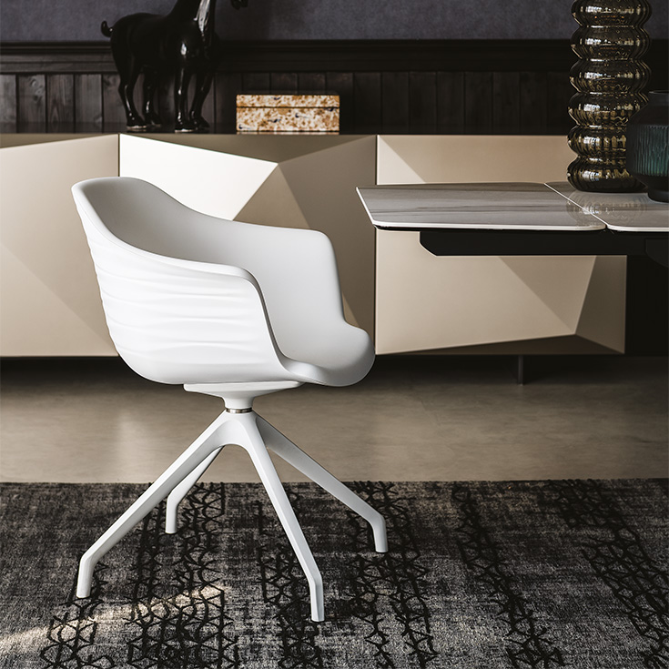 Indy Fauteuil design en polyuréthane souple, élégant et polyvalent, idéal pour les espaces de travail modernes, signé Cattelan Italia et disponible chez D-Style Interior.
