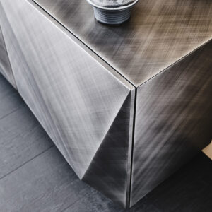 Buffet design haut de gamme Kayak par Cattelan Italia, design sculptural avec finitions brossées Bronze ou Gris, disponible chez D-Style Interior