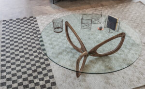 Table basse design haut de gamme Helix par Cattelan Italia, plateau verre avec base sculpturale noyer Canaletto et acier, disponible chez D-Style Interior.