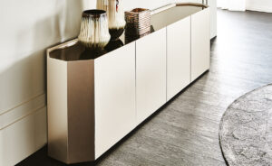 Buffet design haut de gamme Chelsea par Cattelan Italia, design Alessio Bassan aux formes géométriques avec plateau verre miroir, disponible chez D-Style Interior