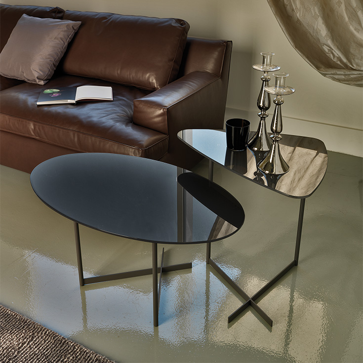Table basse design haut de gamme Pat par Cattelan Italia, plateau verre et base acier, formes ovale et triangulaire, disponible chez D-Style Interior.