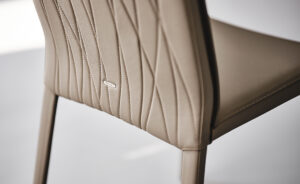 Chaise design Italia Couture en cuir matelassé signée Cattelan Italia, élégante et contemporaine, disponible chez D-Style Interior.