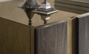 Buffet design haut de gamme Amsterdam par Cattelan Italia, finition Oxybrass avec inserts chêne brûlé et plateau verre miroir, disponible chez D-Style Interior