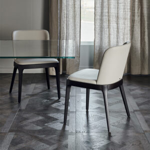 Magda Chaise design haut de gamme de Cattelan Italia avec structure en bois massif et dossier enveloppant, disponible chez D-Style Interior.