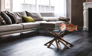 Table basse design haut de gamme Atari par Cattelan Italia, plateau verre avec base spirale bois style Mikado, disponible chez D-Style Interior.