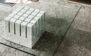 Table basse design haut de gamme Scacco par Cattelan Italia, socle marbre Carrare et plateau verre transparent, disponible chez D-Style Interior.