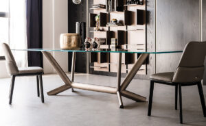 Planer table design haut de gamme aux lignes obliques et base en acier laqué, symbole du savoir-faire italien et d’une élégance intemporelle. Disponible chez D-Style Interior.