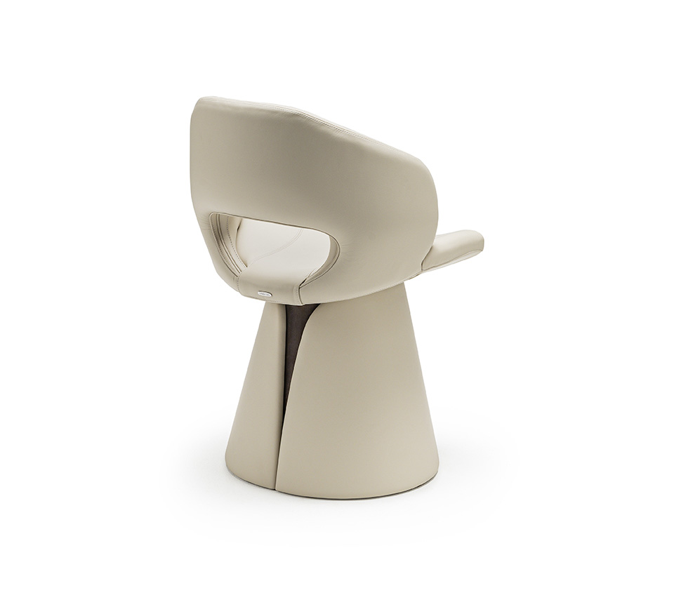 Dafne Chaise design de Cattelan Italia, au dossier ajouré et base conique raffinée, alliant élégance sculpturale et confort haut de gamme. Disponible chez D-Style Interior.