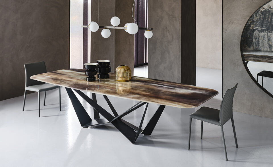 Skorpio Crystalart table de Cattelan Italia allie verre artistique et structure sculpturale en acier pour un style contemporain et raffiné. Disponible chez D-Style Interior.
