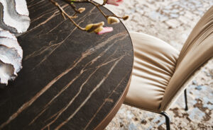 Saturno Keramik Bistrot table de Cattelan Italia incarne la pureté du design italien avec sa base conique et son plateau en céramique Marmi raffiné. Disponible chez D-Style Interior.