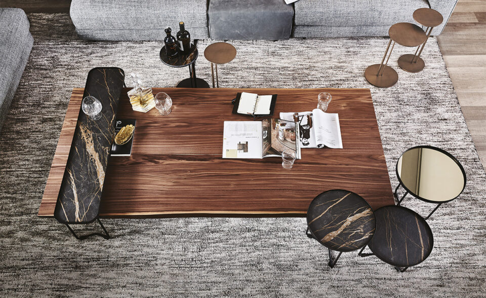 Table basse design haut de gamme Idem par Cattelan Italia, plateau bois massif aux bords irréguliers et base métallique graphite, disponible chez D-Style Interior.