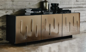 Buffet design haut de gamme Carnaby par Cattelan Italia, portes verre convexe miroir avec structure laquée, disponible chez D-Style Interior