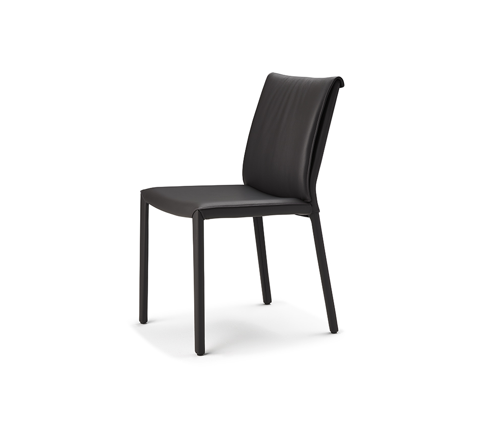 Italia Chaise design en cuir matelassé signée Cattelan Italia, alliant élégance, confort et savoir-faire artisanal, disponible chez D-Style Interior.