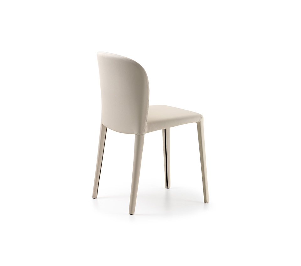 Daisy Chaise design de Cattelan Italia, au dossier incurvé et aux lignes élégantes, offrant un confort raffiné et un style contemporain. Disponible chez D-Style Interior.