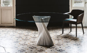 Plisset table de Cattelan Italia associe marbre Palissandro et verre clair dans un design sculptural et raffiné. Disponible chez D-Style Interior.