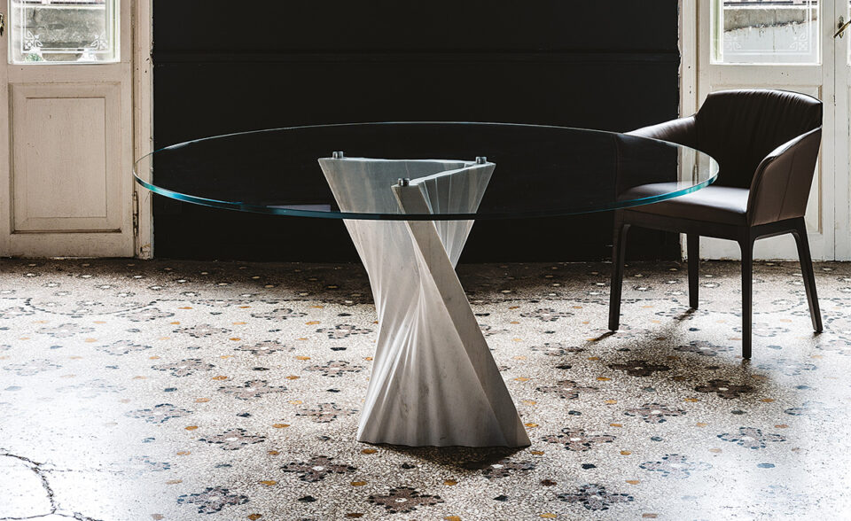 Plisset table de Cattelan Italia associe marbre Palissandro et verre clair dans un design sculptural et raffiné. Disponible chez D-Style Interior.