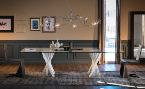 Plisset table de Cattelan Italia associe marbre Palissandro et verre clair dans un design sculptural et raffiné. Disponible chez D-Style Interior.