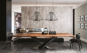 Stratos Wood table design haut de gamme en bois massif par Cattelan Italia, avec base en acier et finitions élégantes. Disponible chez D-Style Interior.