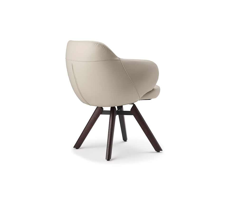 Bombè Chaise design de Cattelan Italia : design enveloppant, pieds bois et assise pivotante au confort raffiné. Disponible chez D-Style Interior.