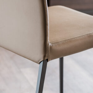Anna chaise design de Cattelan Italia : design minimaliste et confortable, structure en acier laqué ou chromé, assise rembourrée et finitions personnalisables. Disponible chez D-Style Interior.