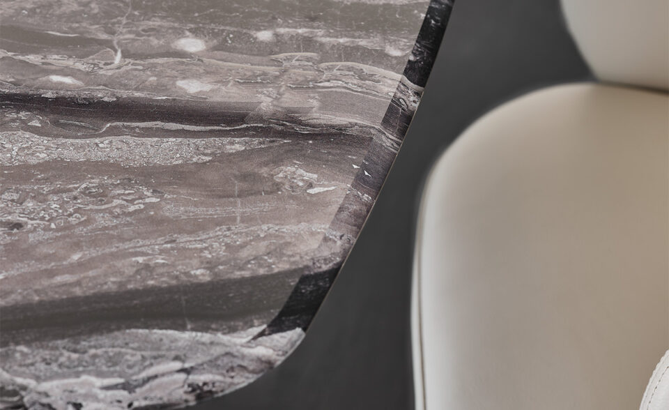 Senator table de Cattelan Italia est une sculpture fonctionnelle alliant verre artistique, métal et lumière. Une pièce iconique du design haut de gamme. Disponible chez D-Style Interior.