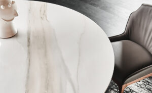 Skorpio Keramik Round table de Cattelan Italia. Une table ronde en céramique avec base sculpturale en acier et finitions luxueuses. Disponible chez D-Style Interior.