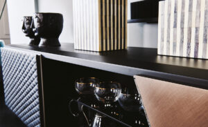 Meuble TV design haut de gamme Aston TV par Cattelan Italia, portes cuir matelassé et Brushed Bronze, disponible chez D-Style Interior