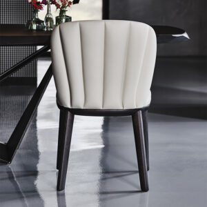 Chrishell Chaise design de Cattelan Italia, avec dossier matelassé et structure en frêne massif. Élégance italienne et confort d’exception. Disponible chez D-Style Interior.