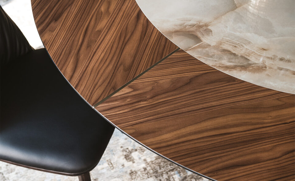 Planer Ker-Wood Round table de Cattelan Italia associe bois noble et céramique raffinée. Un design circulaire d’une élégance italienne intemporelle, Chez D-Style Interior